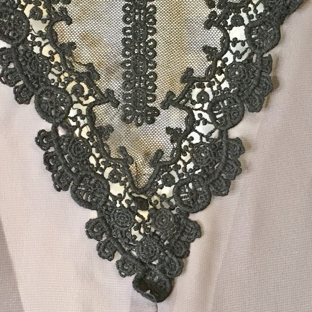 NWOT Beautiful Romantic Lace Backless Blouse - Picture 5 of 8